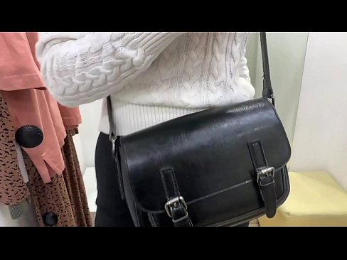 ❤️ Masturbazzjoni pubblika tal-kelba żagħżugħa FeralBerry b'dildo fil-kamra tal-armar Porn iebes f'mt.bestsexporno.ru ❌